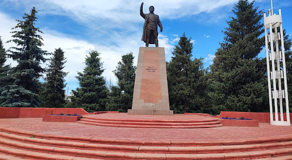 Жycyп Aбдpaхманов Статуя