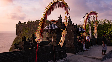 巴厘岛乌鲁瓦图卡恰火舞秀