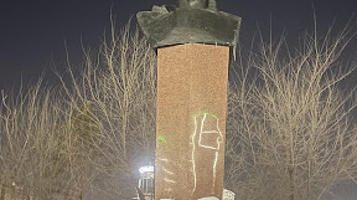 Pamyatnik Viktoru Ivanovichu Patsayevu, Lotchik Ispytatel'