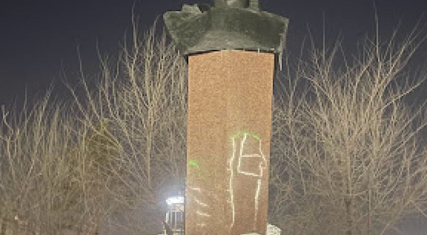 Pamyatnik Viktoru Ivanovichu Patsayevu, Lotchik Ispytatel'