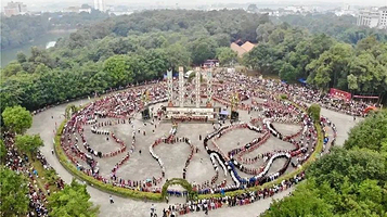 陇川目瑙纵歌广场