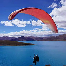 西藏羊湖国际滑翔伞飞行基地