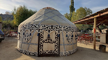 Yurt master Tursunbek