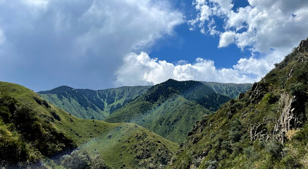 Medvezhiy Vodopad V Turgen'skom Ushchel'ye