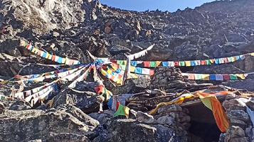 雅姆雪山格萨尔成就洞