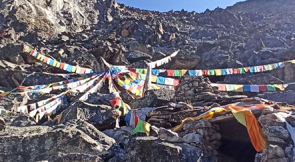 雅姆雪山格萨尔成就洞