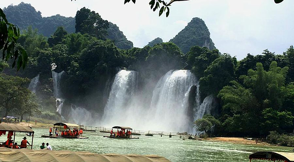 德天跨国瀑布牌坊