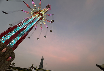 曼谷河畔码头夜市 ：空中飞轮第 18 张图片