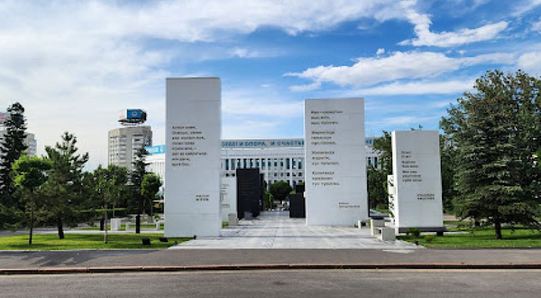 Giant Oak at the Square of Independence