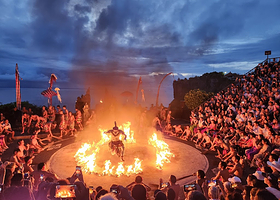 巴厘岛乌鲁瓦图卡恰火舞秀