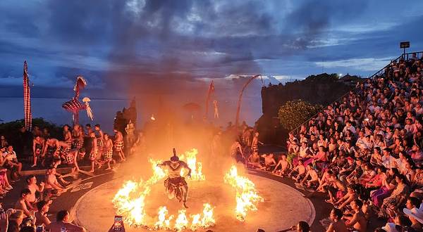 巴厘岛乌鲁瓦图卡恰火舞秀