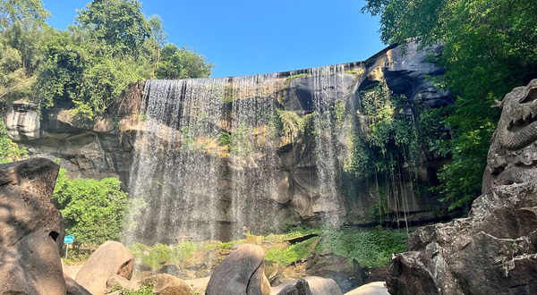 巴国天潭瀑布