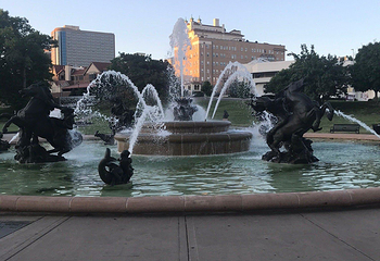 J.C. Nichols Memorial Fountain第 13 张图片