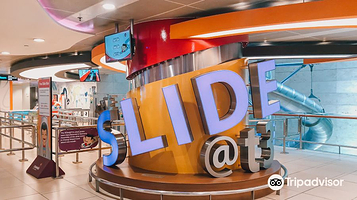 樟宜机场T3室内滑梯