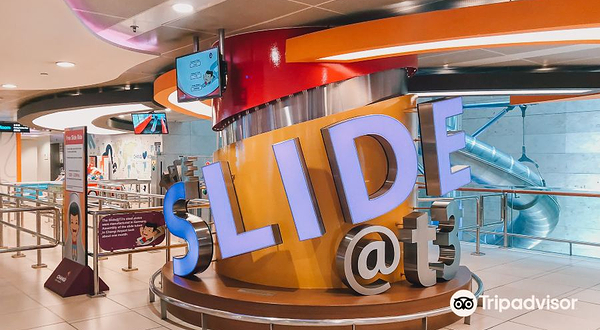 樟宜机场T3室内滑梯