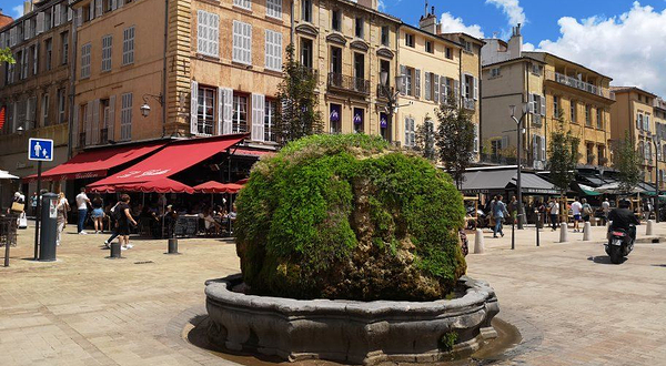 长满青苔的喷泉