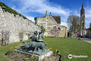 Parc et Vestiges du Chateau Royal