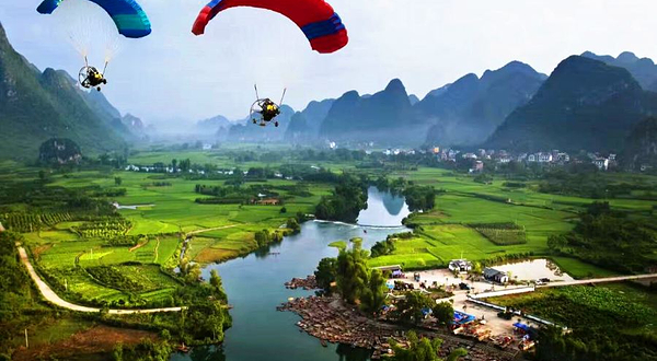 燕莎滑翔伞飞行