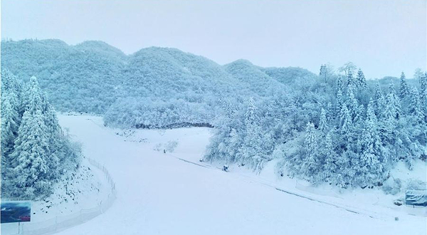 湖南东山峰云顶滑雪场