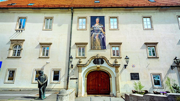 克洛维切维・德沃里画廊