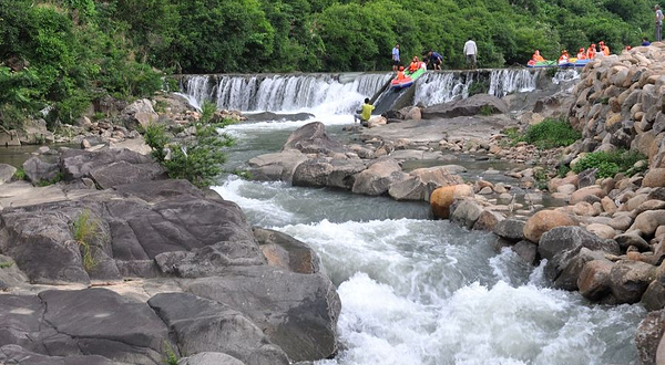 龙潭湾峡谷漂流