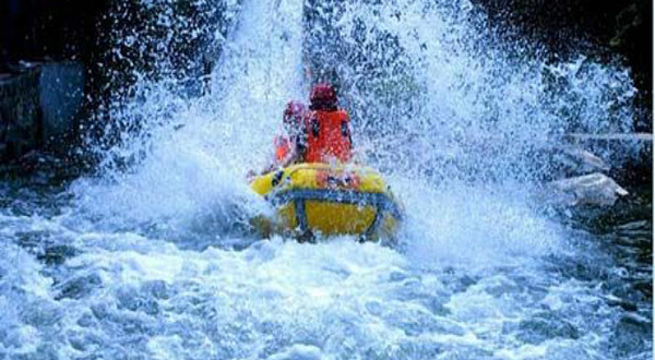 嶂石岩峡谷漂流