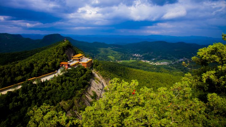 照金香山