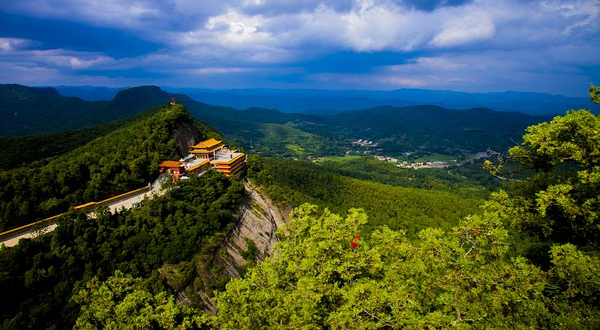 照金香山