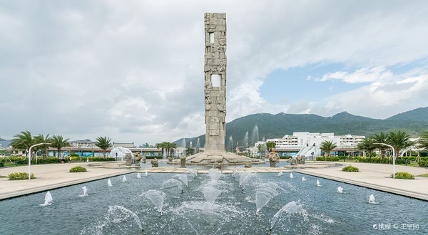 亚龙湾中心广场图腾柱