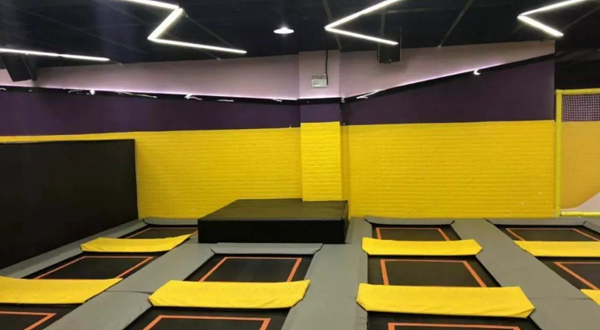 嗨翻天网红蹦床俱乐部