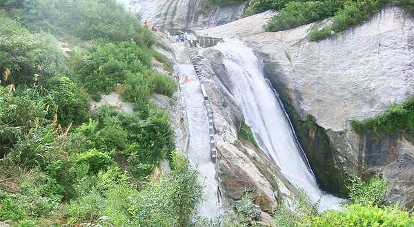 天景山飞瀑漂流