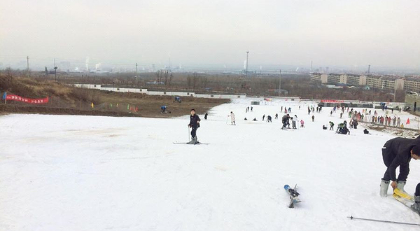 齐乐梦华嬉雪乐园（原梓橦山滑雪场）