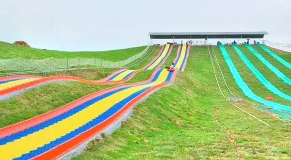 欧月庄园滑草场