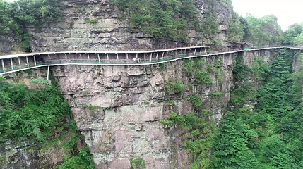 巴勒瑶族高山玻璃栈道第 3 张图片