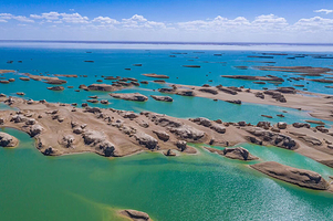 乌素特水上雅丹地质公园