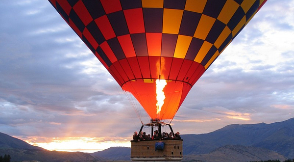 皇后镇日出热气球