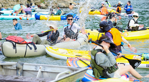 柳溪江自在漂旅划乐园
