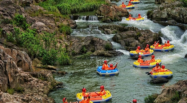 五台龙湾峡谷漂流景区