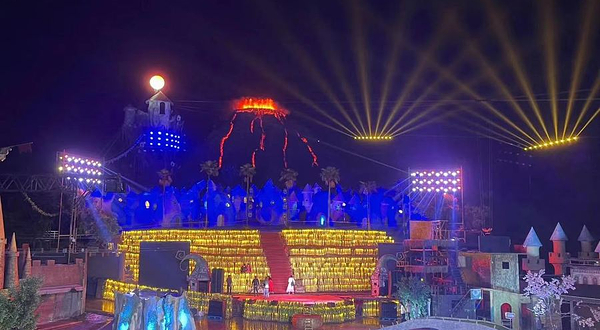 小人国夜游公园火山爆发实景剧表演广场