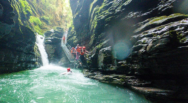 金山湖峡谷溪降