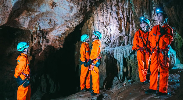 中国天眼·星洞探险