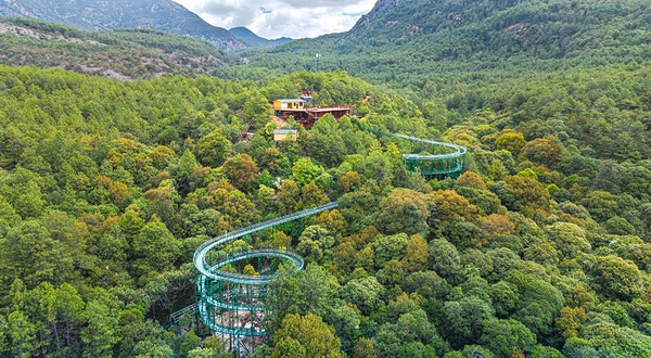 拉市海悬崖漂流