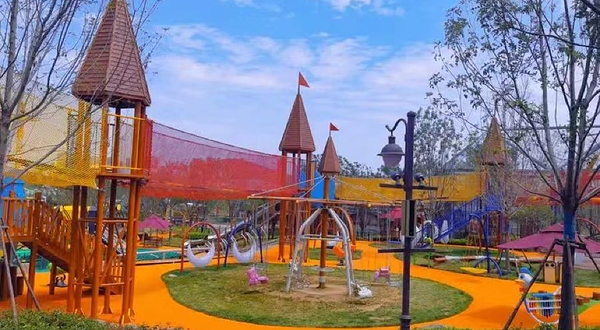 济南融创乐园林间攀爬