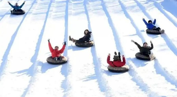 海螺沟城门洞冰川戏雪谷(三号营地)