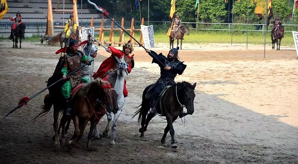 北京十三陵石牌坊冰雪大世界