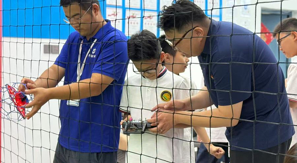 华逸经纬度科技体育俱乐部