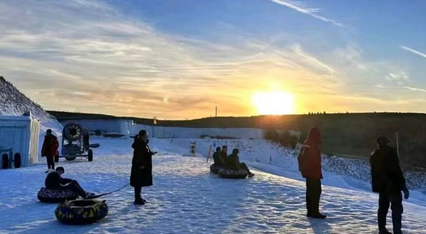 古塔柳湾沟冰雪欢乐谷