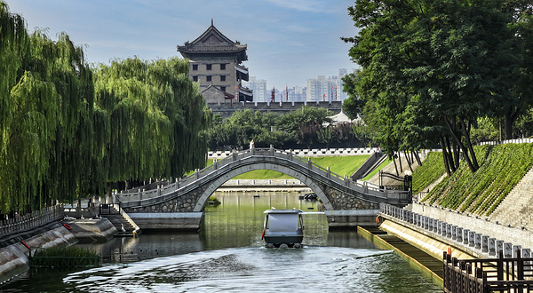 西安城墙护城河智能游船