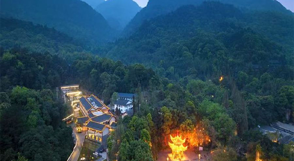 峨眉山雄秀温泉