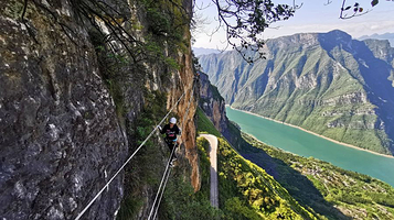 神女景区鹰嘴岩飞拉达